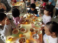 写真:5歳児会食の様子