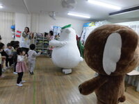 写真:エコクマと踊っている様子