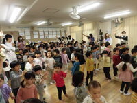 写真:みんなで踊っている様子