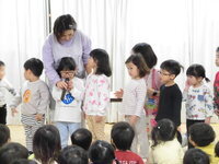 写真:誕生児のインタビュー