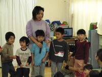 写真:誕生児へのインタビューの様子