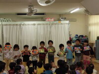 写真:カードのプレゼントの様子