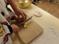 写真:包丁で切っているところ