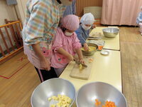写真:包丁で切っている4歳児