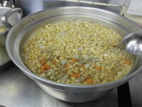 写真:大きな鍋で作っている様子