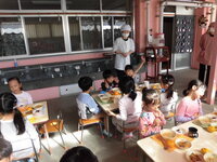 写真:給食の先生が献立の説明をしているところ