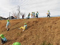 写真:友達と滑っている様子