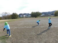 写真:紙飛行機を飛ばしている様子