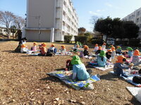 写真:みんなで食べている様子