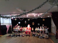 写真:サンタクロースと写真を撮っているところ