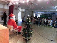 写真:サンタクロースにうたのプレゼントをする様子