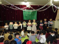 写真:誕生児へのカードのプレゼント