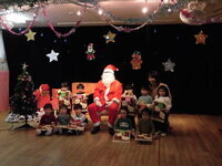 写真:サンタクロースと一緒に写真