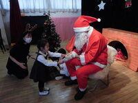 写真:プレゼントをもらう様子