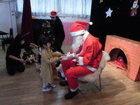 写真:プレゼントをもらうところ