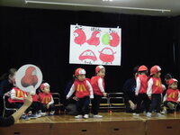 写真:だるまさんを演じている様子