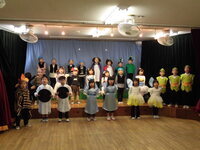 写真:劇のうたをうたっている様子