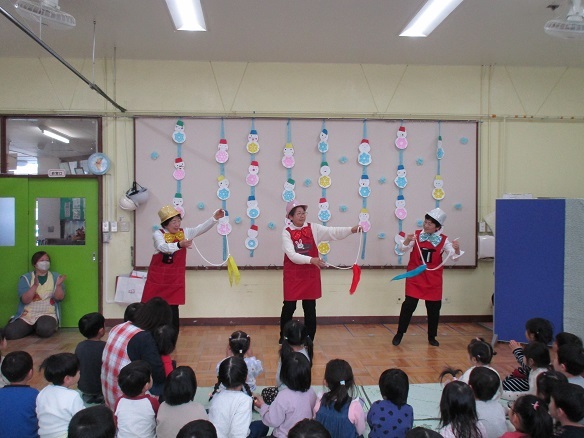 マジックサークルのマジカルクローバーズの方々が、マジックを披露してくれました。