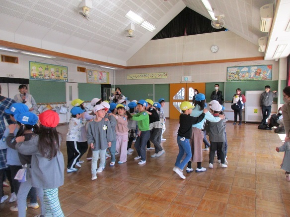 あさひがおか保育園の5歳児と、第七幼稚園の5歳児がじゃんけん列車をして遊んでいます。