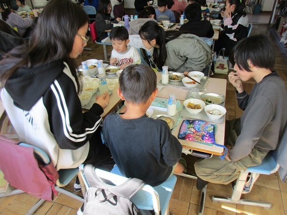 日野第六小学校のお友だちと給食を食べています。