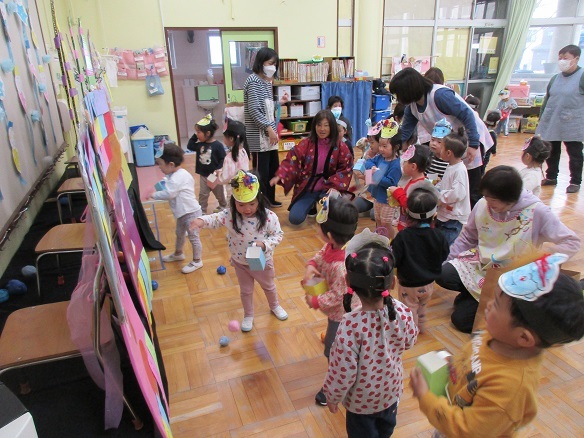 乳児クラスのお友達が、鬼のボードに向かって玉を投げています。