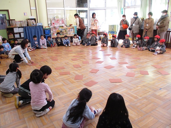パンダ組のお友だちが第七幼稚園の年中さんと仲間探しゲームをして楽しんでいます。