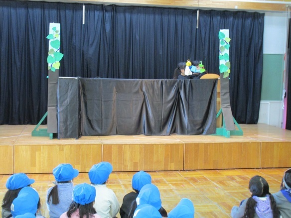 らいおん組さんが第七幼稚園のお友達の発表を見ています。