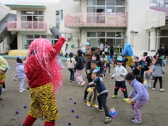 幼児クラスのお友達が鬼に向かって豆を投げています。