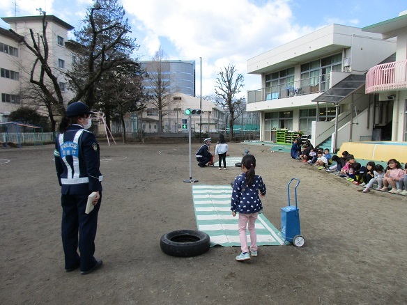 園庭で横断歩道を渡る練習をしています。