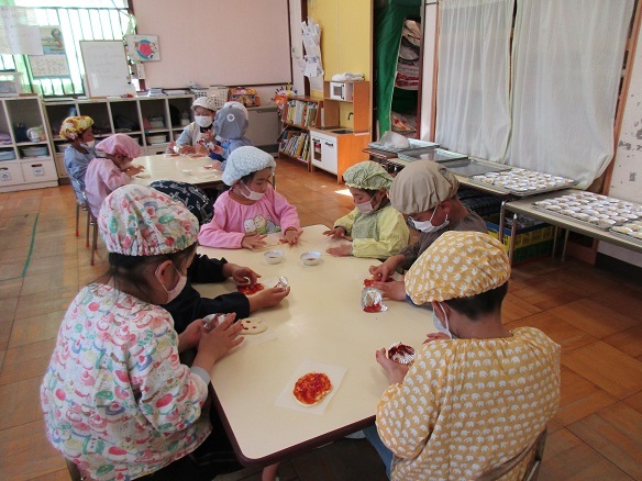 らいおん組の友達が手作りピザを作っています。