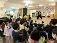 写真:道化師を見ている様子