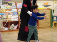 写真:皿回しに挑戦しているところ