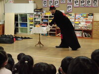 写真:テーブルクロス引きの様子