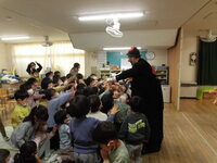 写真:名残惜しい様子