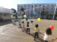 写真:風船羽根つきの様子