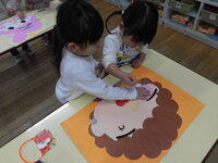 写真:福笑いの様子