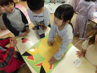 写真:福笑いで遊んでいる様子