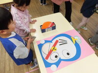 写真:福笑いで楽しんでいる様子