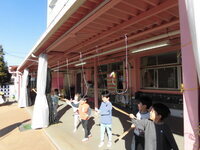 写真:羽根つきの様子