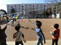 写真:羽根つきをしているところ