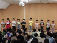 写真:カードのプレゼントの様子