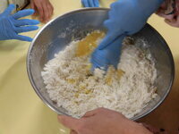 写真:粉を混ぜているところ