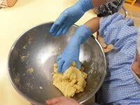 写真:こねている様子