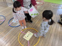 写真:人間すごろくを楽しんでいる様子