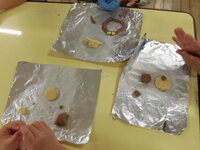 写真:クッキーの形作っている様子