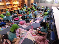 写真:お弁当を食べているところ