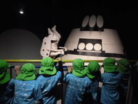 写真:宇宙コーナーの見学