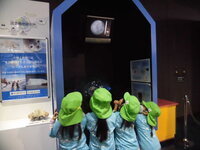 写真:地球の様子を見学