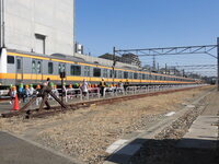 写真:車両区を歩く様子