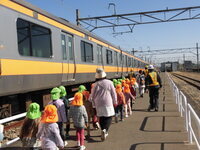 写真:車両の横を歩く